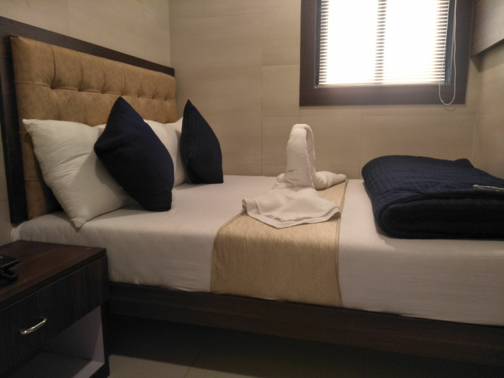 Hotel Avenue Residency Mumbai Exteriör bild